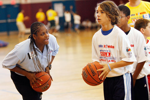 今晨体能课后；新奥尔良鹈鹕更衣室发声备战全明星赛；态度坚定；年轻球员得到机会的简单介绍